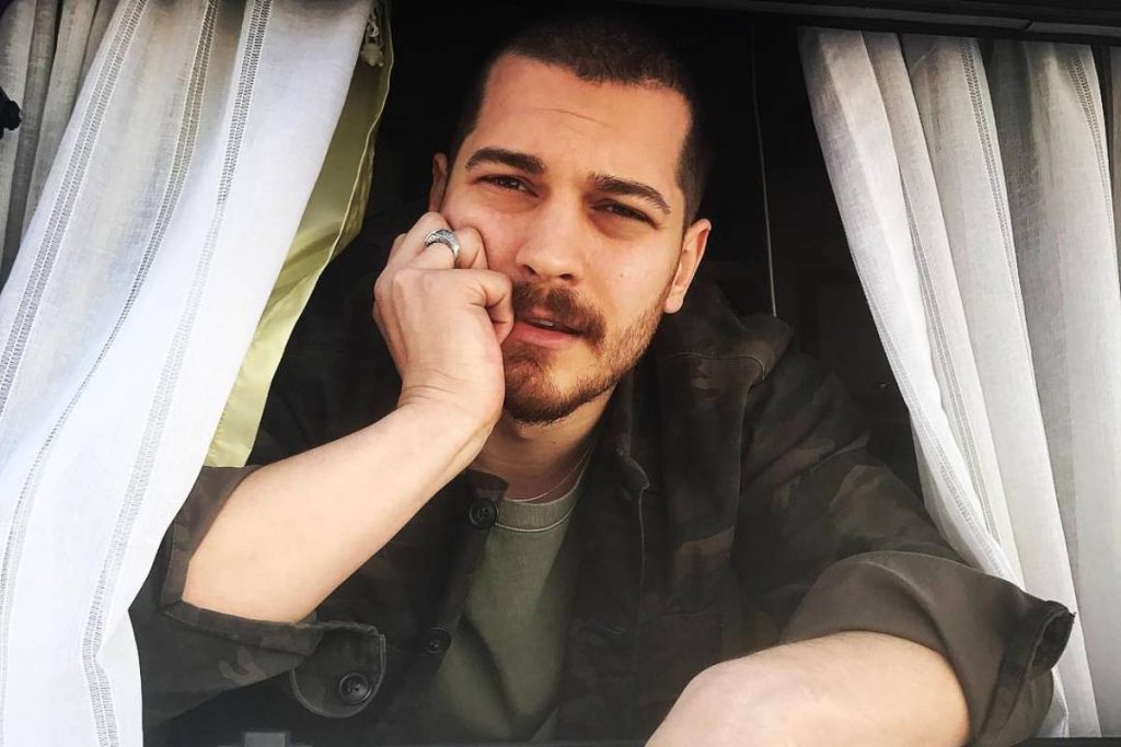 Çağatay Ulusoy biografia curiosidades e fotos do ator de O Famoso