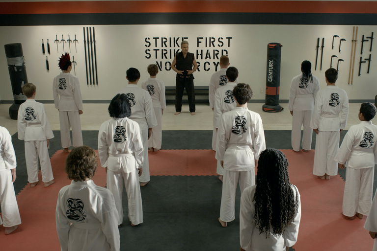 Imagens da Terceira Temporada de Cobra Kai, da Netflix