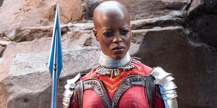Ayo, interpretada por Florence Kasumba, em Pantera Negra (Imagem: Reprodução/ Marvel | Disney)