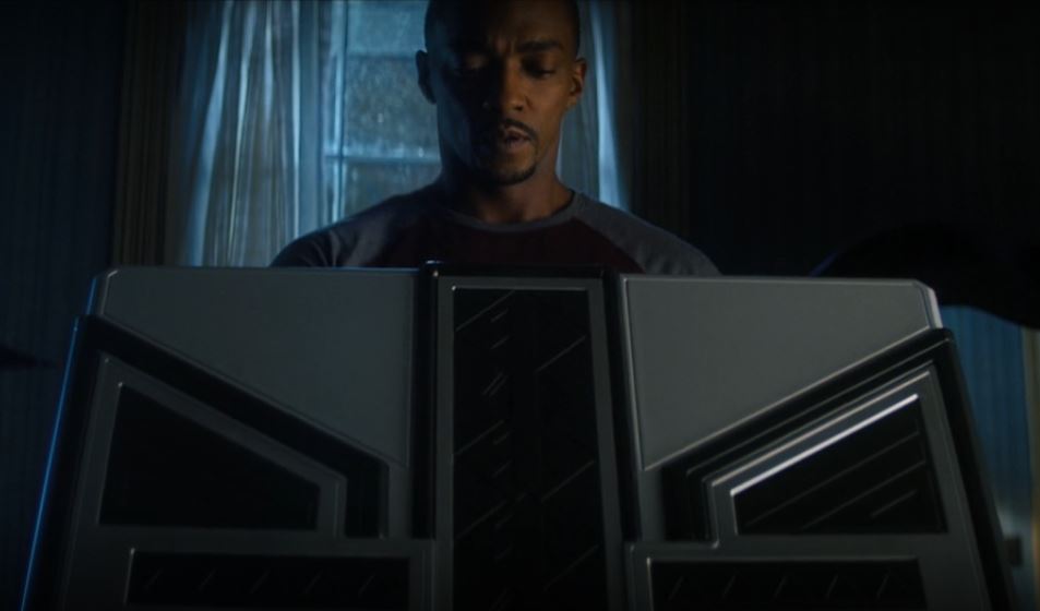 Sam WIlson abrindo a caixa de Wakanda