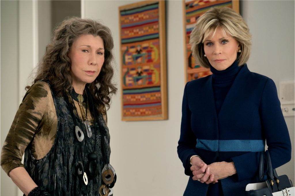 Jane Fonda como Grace Hanson e Lily Tomlin como Frankie Bergstein em Grace and Frankie (Imagem: Divulgação/Netflix)