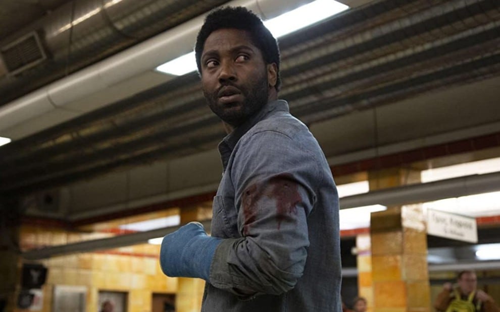 O ator John David Washington como Beckett no filme de mesmo nome (Imagem: Reprodução/Netflix)