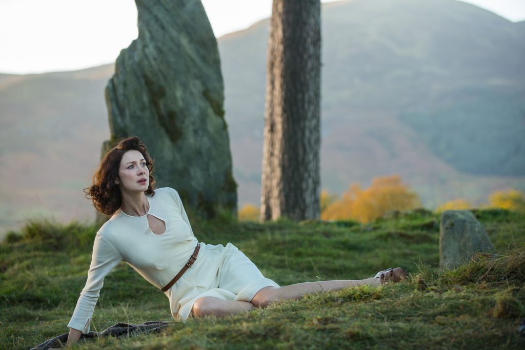 Caitriona Balfe em uma cena em Kinloch Rannoch, Escócia (Imagem: Reprodução/Starz)