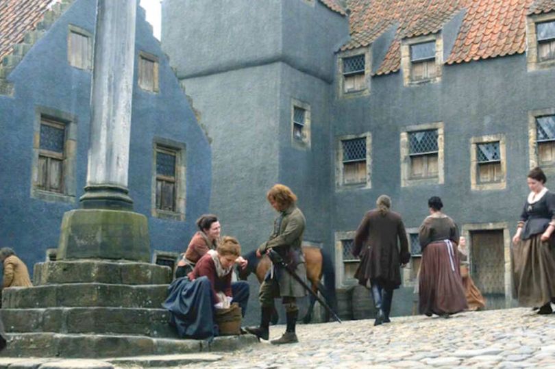 Cena de OUtlander na Vila de Culross (Imagem: Reprodução/Starz)