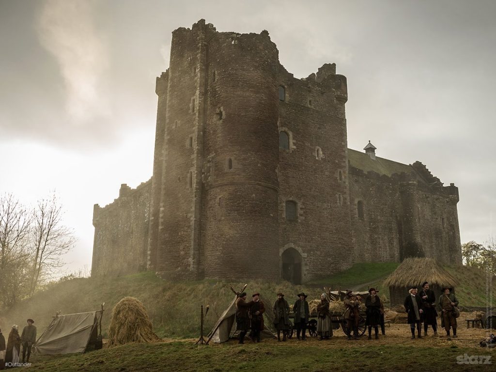 O Castelo de Dourne na série Outlander (Imagem: Reprodução/Starz)