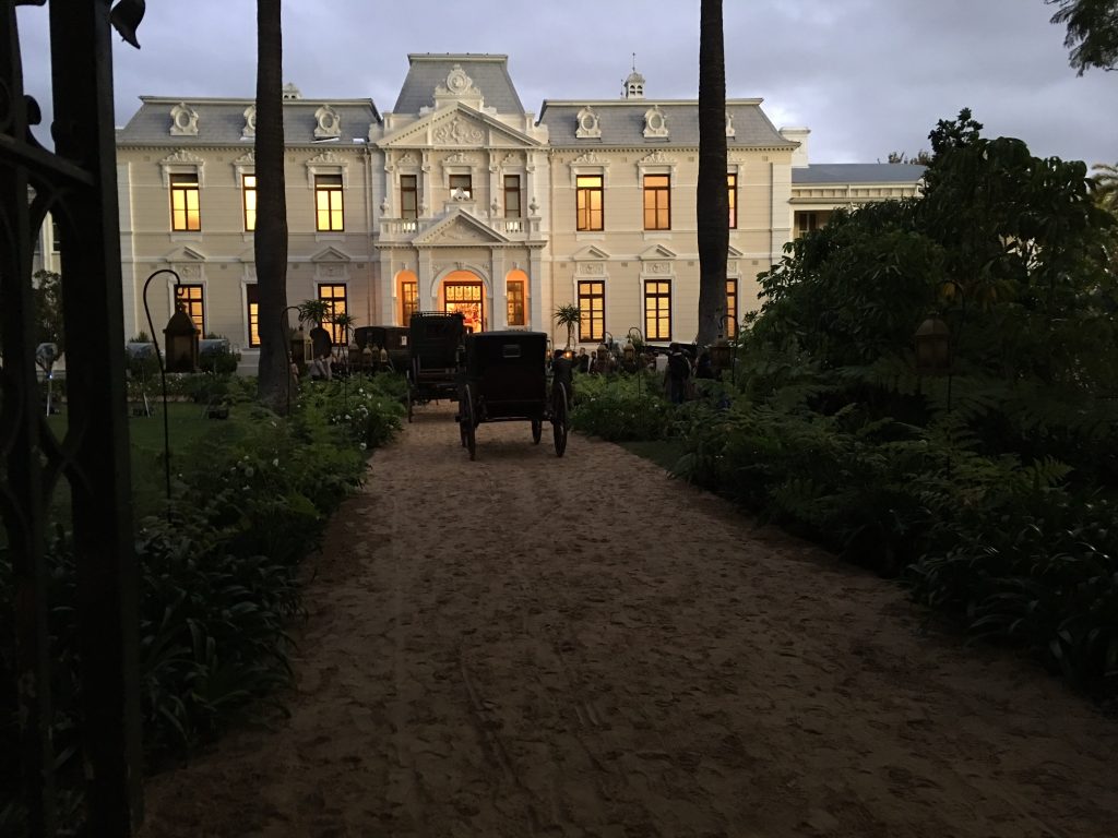 Cenas do set de filmagens de Outlander na Universidade de Stellenbosch, em Cabo Ocidental, África do Sul (Imagem: Reprodução/Starz)