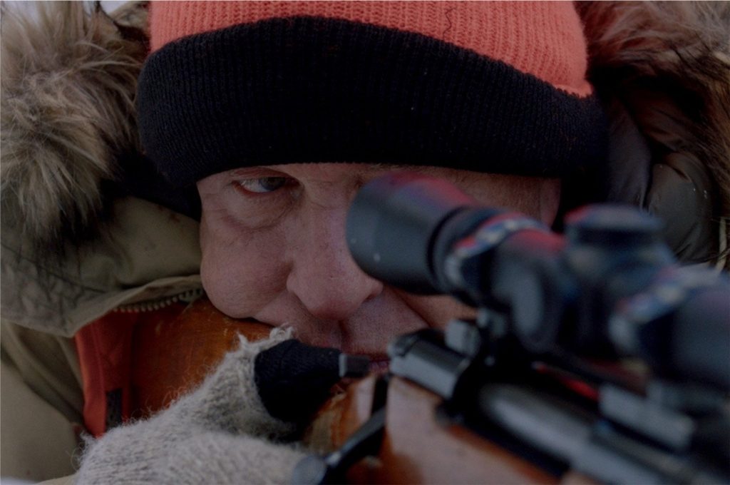 Tom Berenger no papel de Jim Reed em Perseguição na Neve (Imagem: Divulgação/Screen MEdia Films | Netflix)