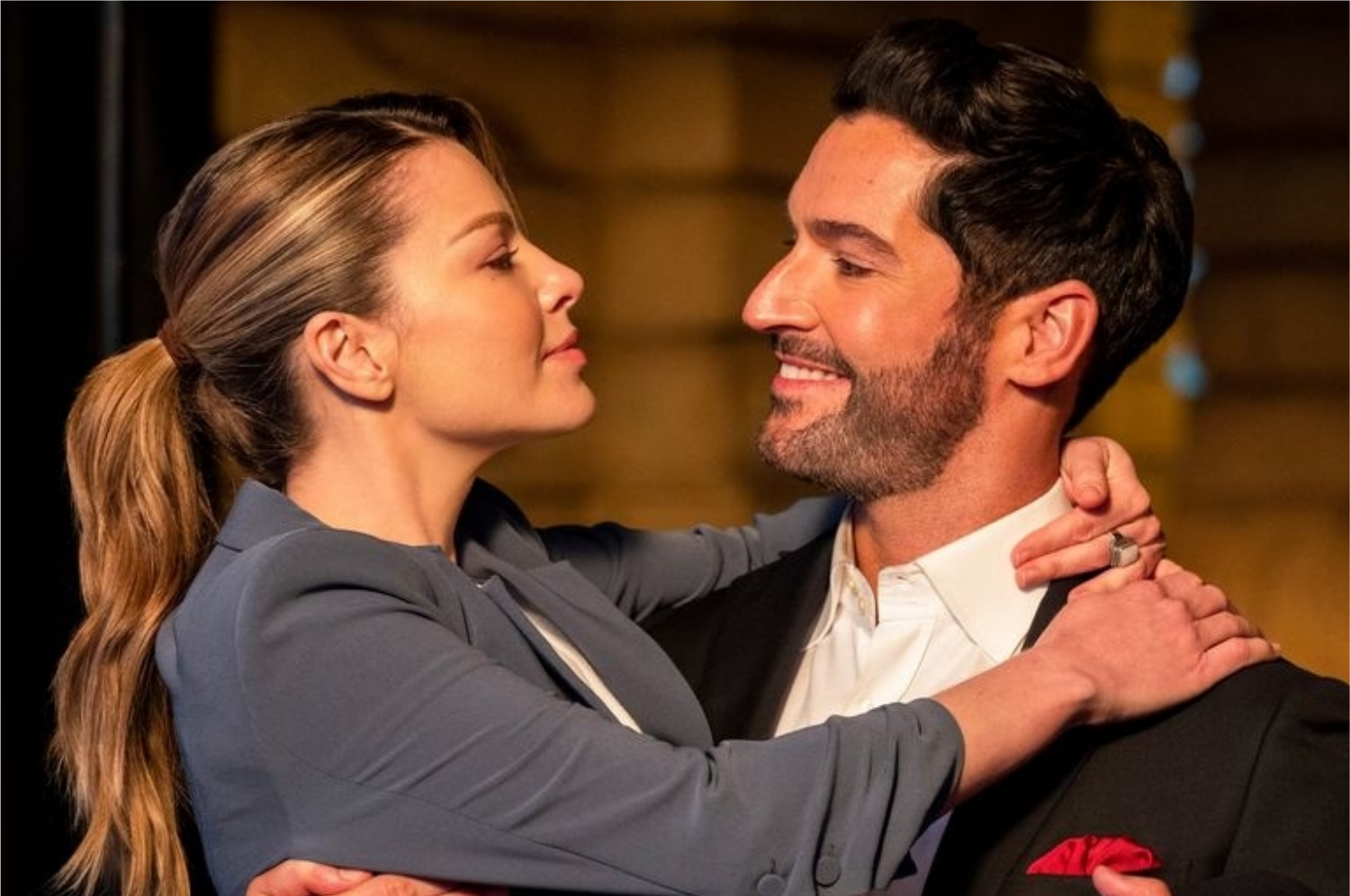 Lauren German como Chloe e Tom Ellis como Lucifer (Imagem: Divulgação/Netflix)