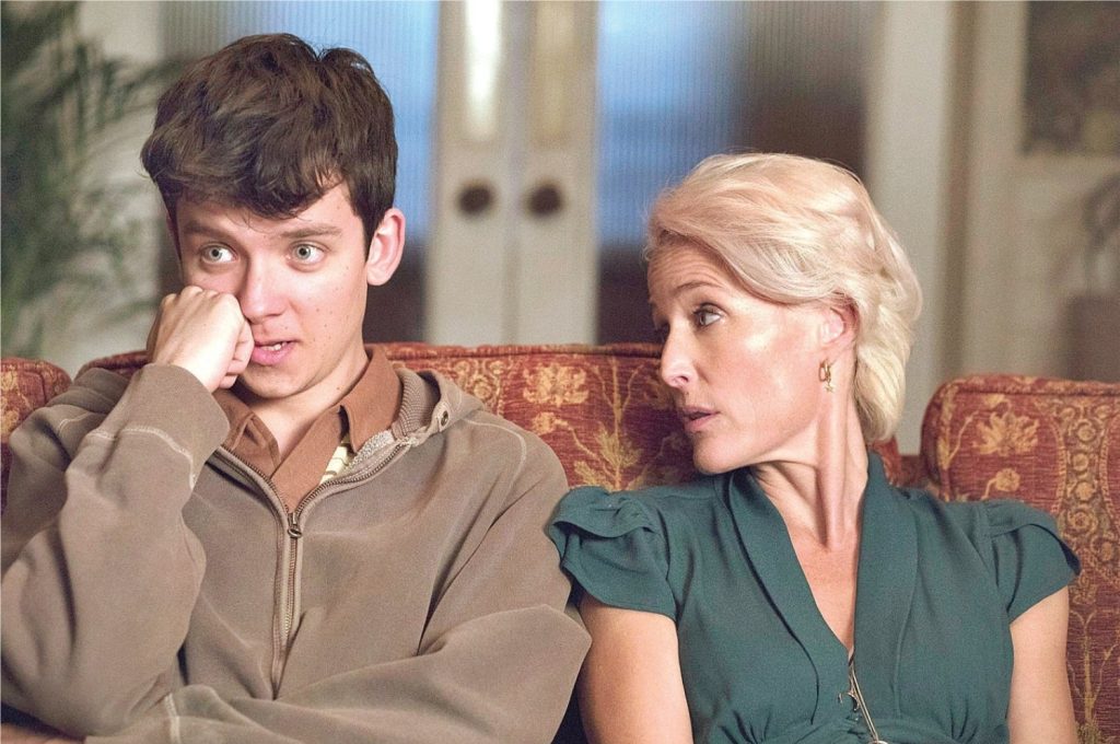 À esquerda, Asa Butterfield como Otis Milburn; à direita, Gillian ANderson como Jean Milburn (Imagem: Divulgação/Netflix)