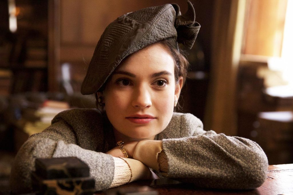 A atriz Lily James como Juliet Ashton em A Sociedade Literária e a Torta de Casca de Batata (Imagem: Divulgação/Netflix)