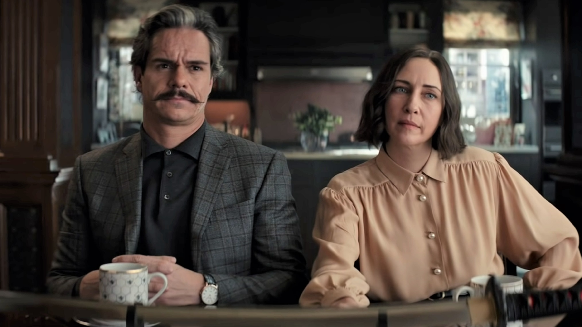 Tony Dalton como Jack Duquesne e Vera Farmiga como Eleanor Bishop em Gavião Arqueiro (Imagem: Reprodução/Marvel Studios)