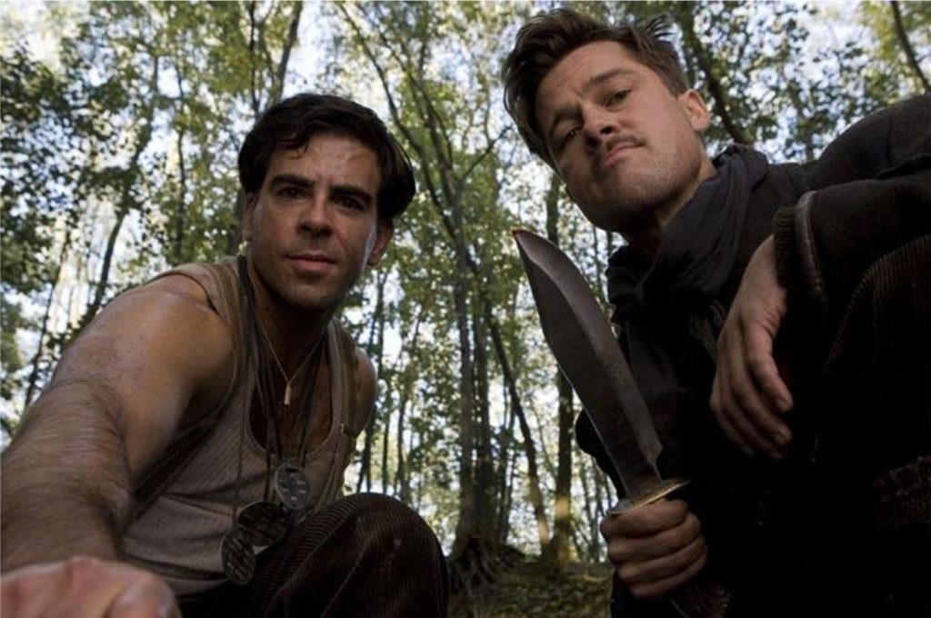 Eli Roth como Donny Donowitz e Brad Pitt como Aldo Raine em Bastados Inglórios (Imagem: Reprodução/Universal Pictures)