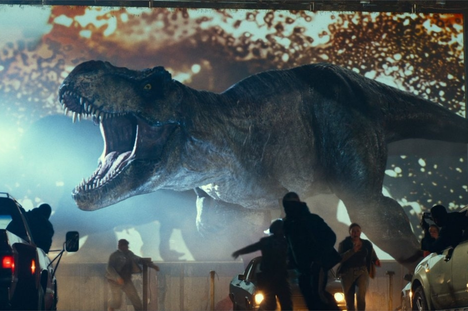 T-Rex ataca uma cidade dos Estados Unidos em cena de Jurassic World: Domínio (Imagem: Reprodução/Universal Pictures)