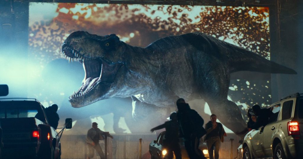 T-Rex ataca uma cidade dos Estados Unidos em cena de Jurassic World: Domínio (Imagem: Reprodução/Universal Pictures)