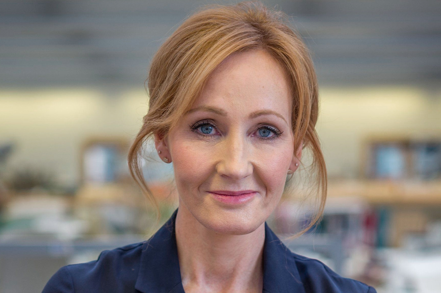 Acusada de transfobia, J.K. Rowling tem seus textos deletados e banidos em grupo de mulheres