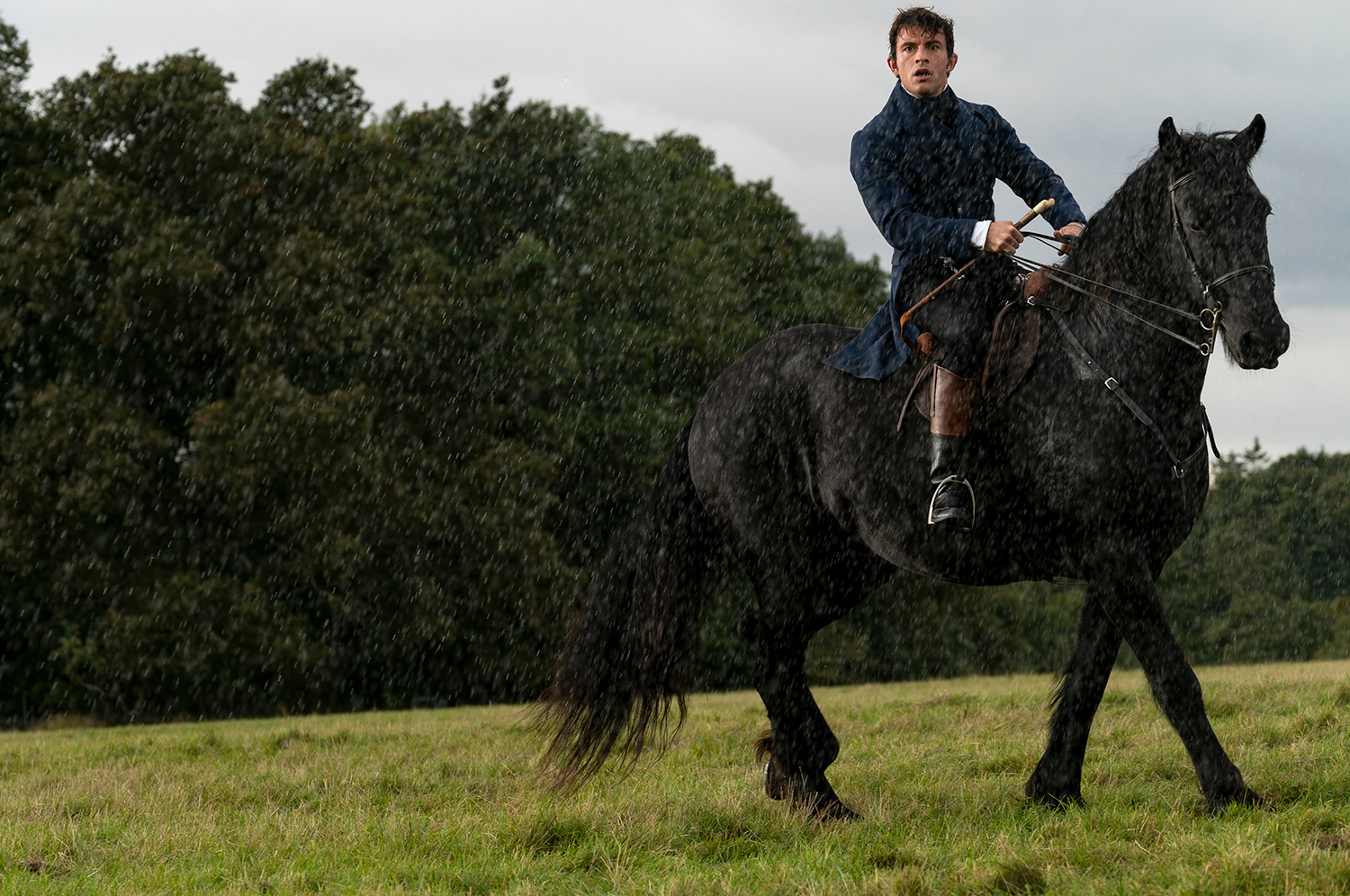 Anthony salva Kate Sharma após acidente com cavalo (Imagem: Divulgação/Netflix).