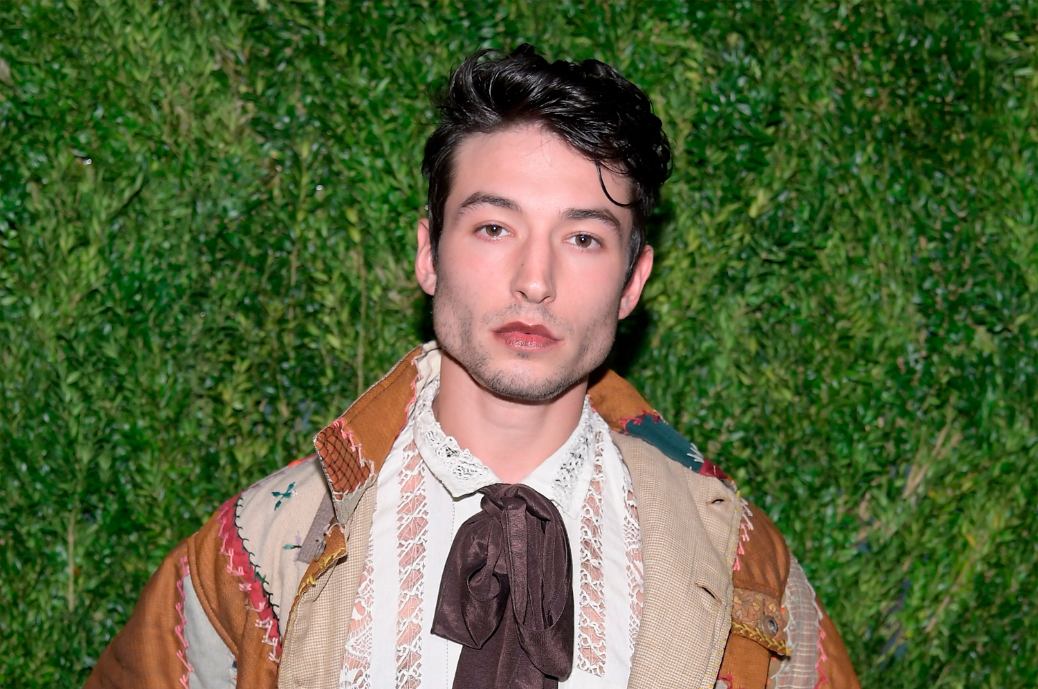 Ezra Miller é envolvido em nova polêmica, desta vez com fã adolescente