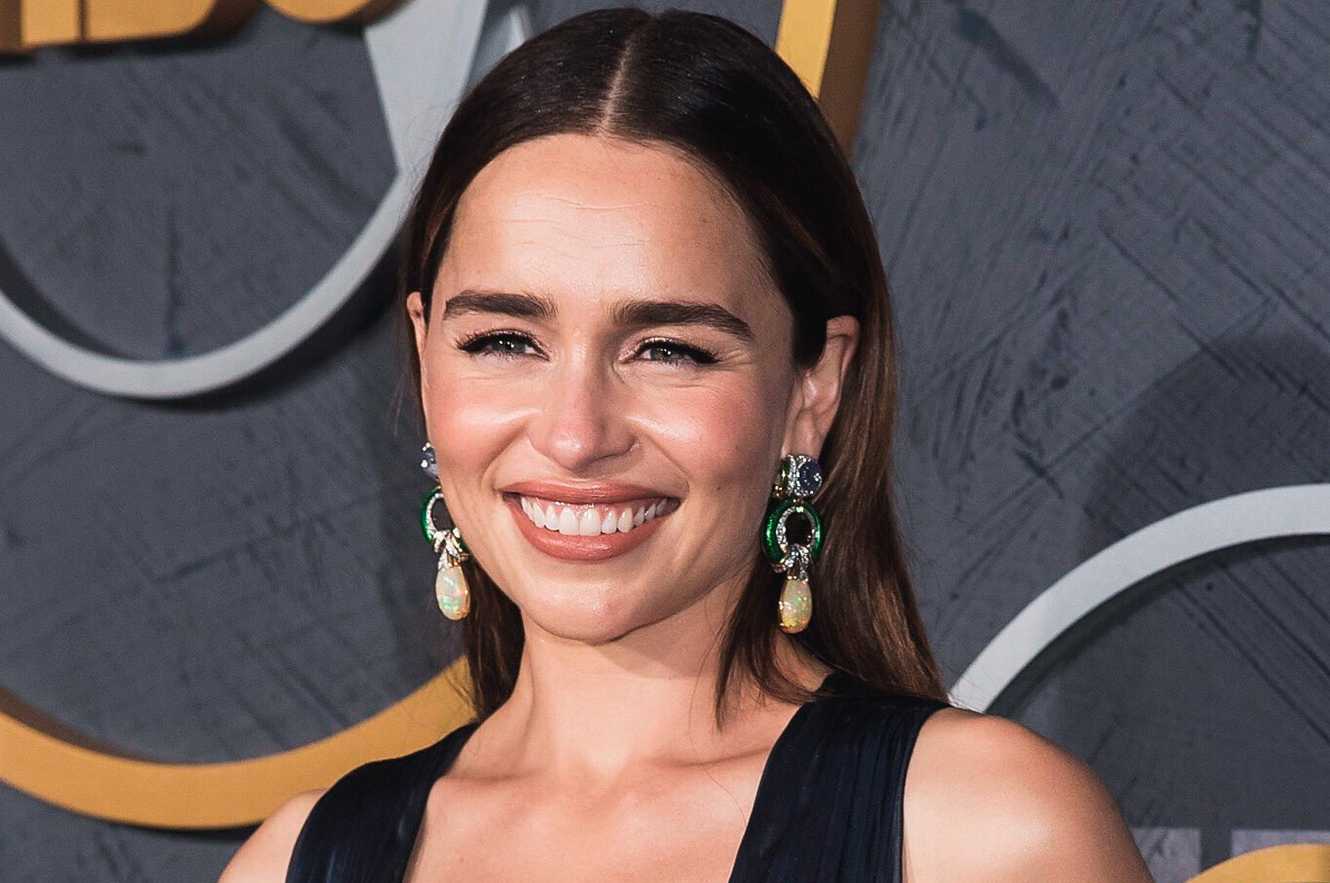 Emilia Clarke choca fãs ao relatar sequelas de doença: “Impressionante que eu consiga falar”