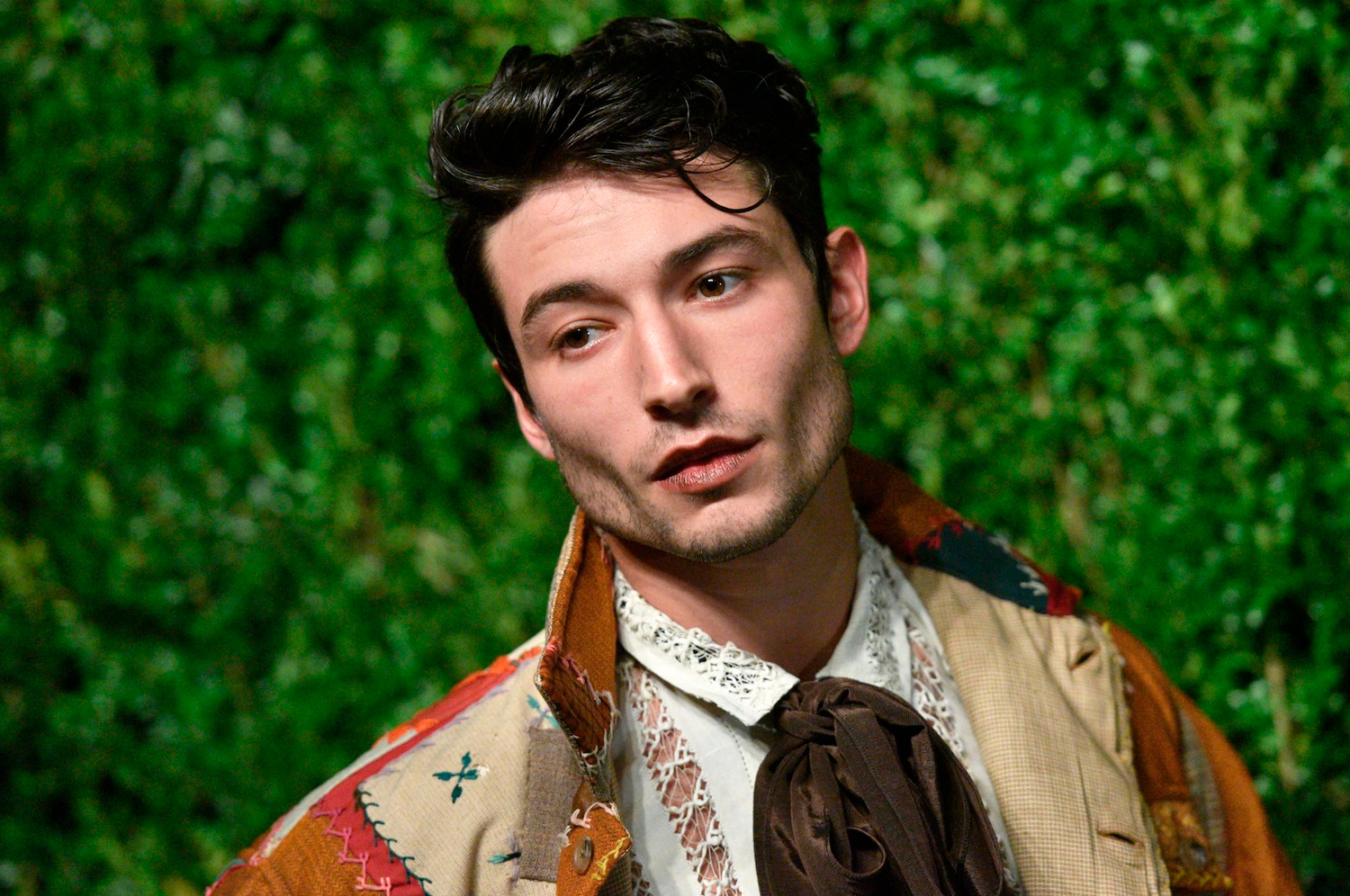 Ezra Miller se pronuncia sobre crimes recentes e revela seus planos para o futuro