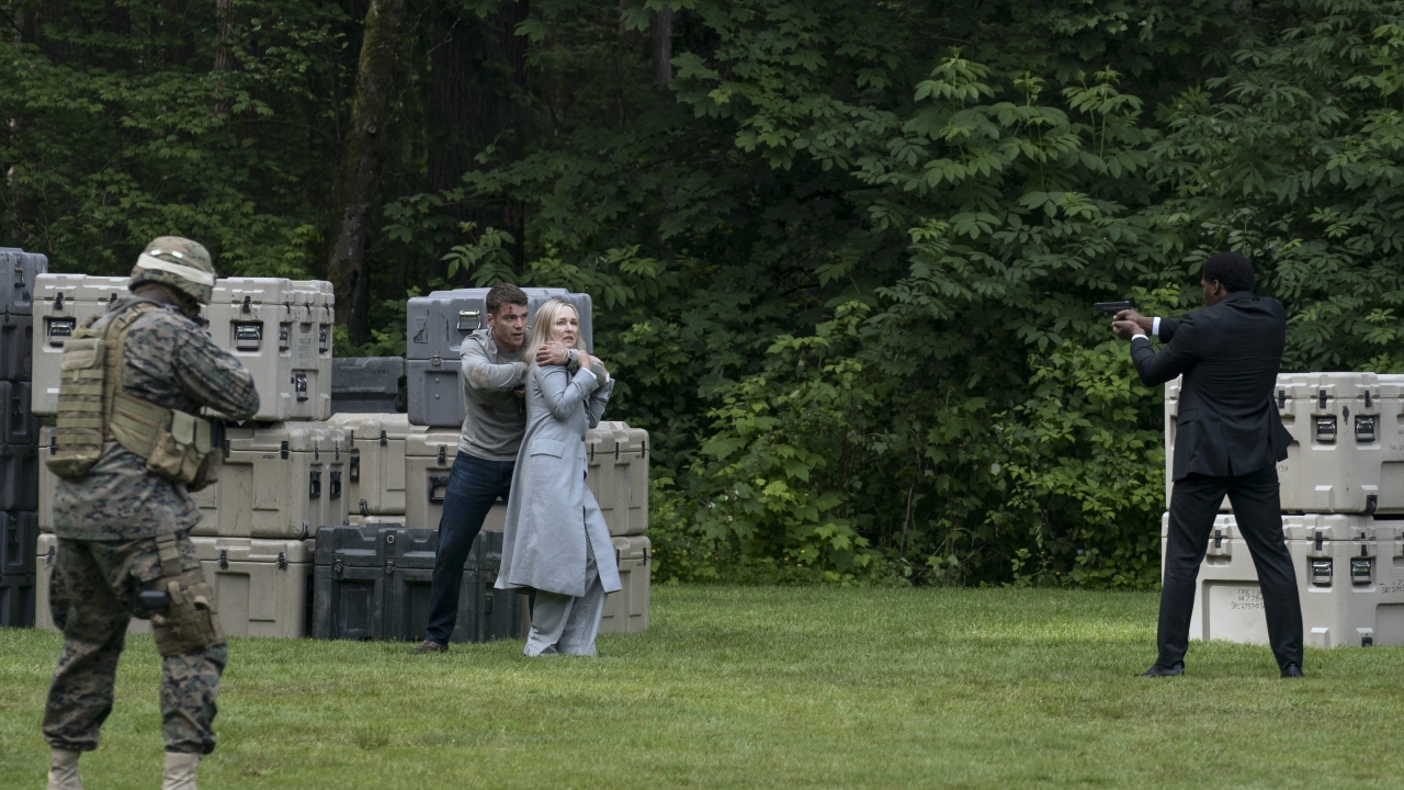 Peter (Gabriel Basso) e Presidente Travers (Kari Matchett) em O Agente Noturno (Divulgação / Netflix)