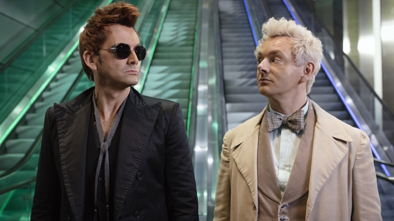 David Tennant como Crowley e Michael Sheen como Aziraphale em Belas Maldições (Reprodução / Prime Video)