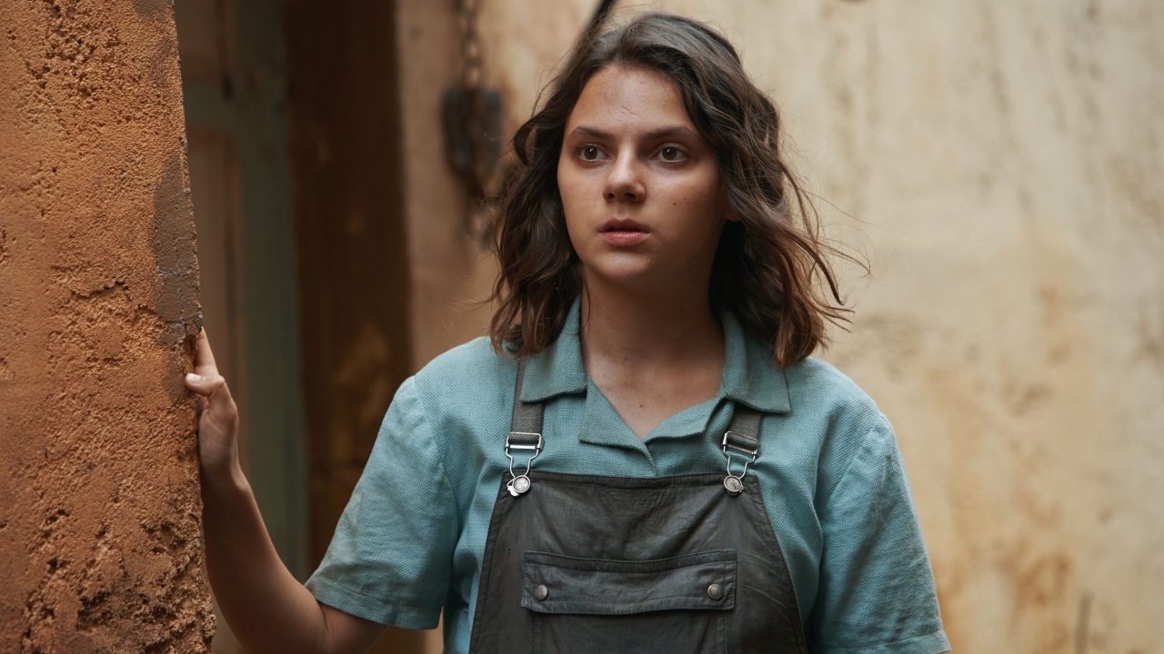 Dafne Keen como Lyra em His Dark Materials (Reprodução / HBO Max)