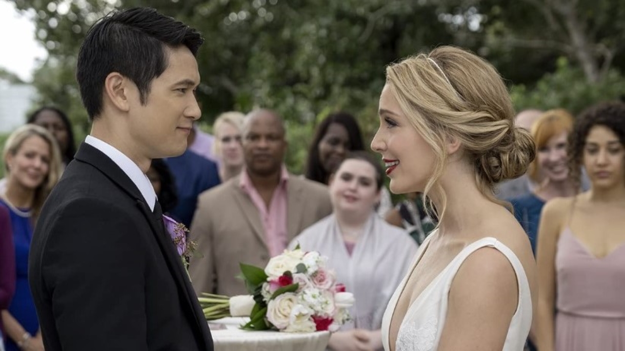 Jennifer (Jessica Rothe) e Solomon (Harry Shum Jr.) em Por Toda a Minha Vida (Reprodução)