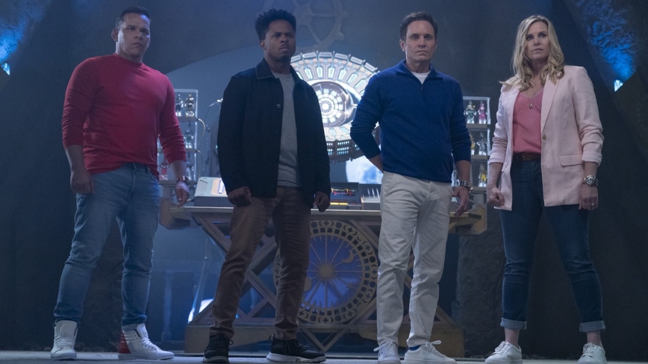 Steve Cadernas, Walter Emanuel Jones, David Yost e Catherine Sutherland em Power Rangers: Agora e Sempre (Reprodução / Netflix)