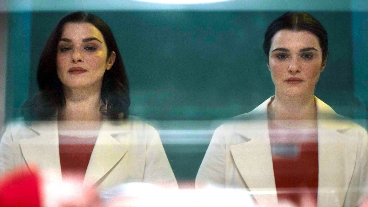 Rachel Weisz como Beverly e Elliot Mantle em Gêmeas: Mórbida Semelhança (Reprodução / Prime Video)