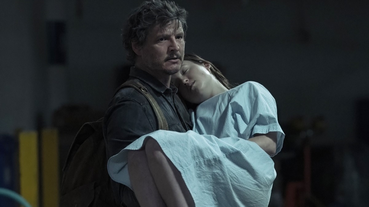 Joel (Pedro Pascal) carrega Ellie (Bella Ramsey) no colo em cena de The Last of Us (Reprodução / HBO)