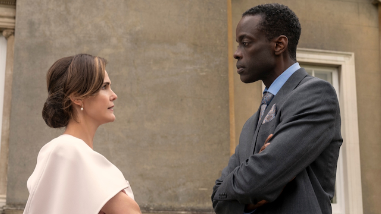 Keri Russell e Ato Essandoh em A Diplomata (Reprodução / Netflix)