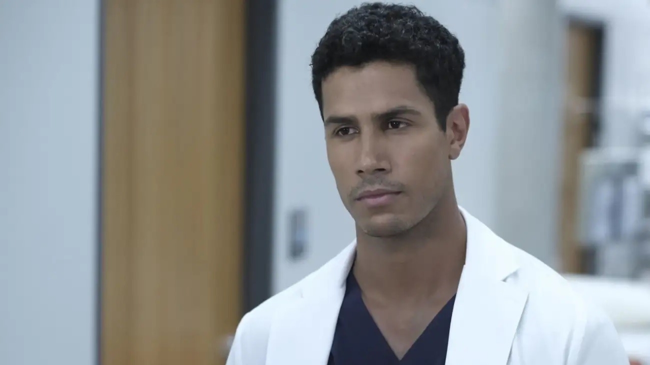 Chuku Modu como Dr. Jared Kalu em The Good Doctor (Reprodução)