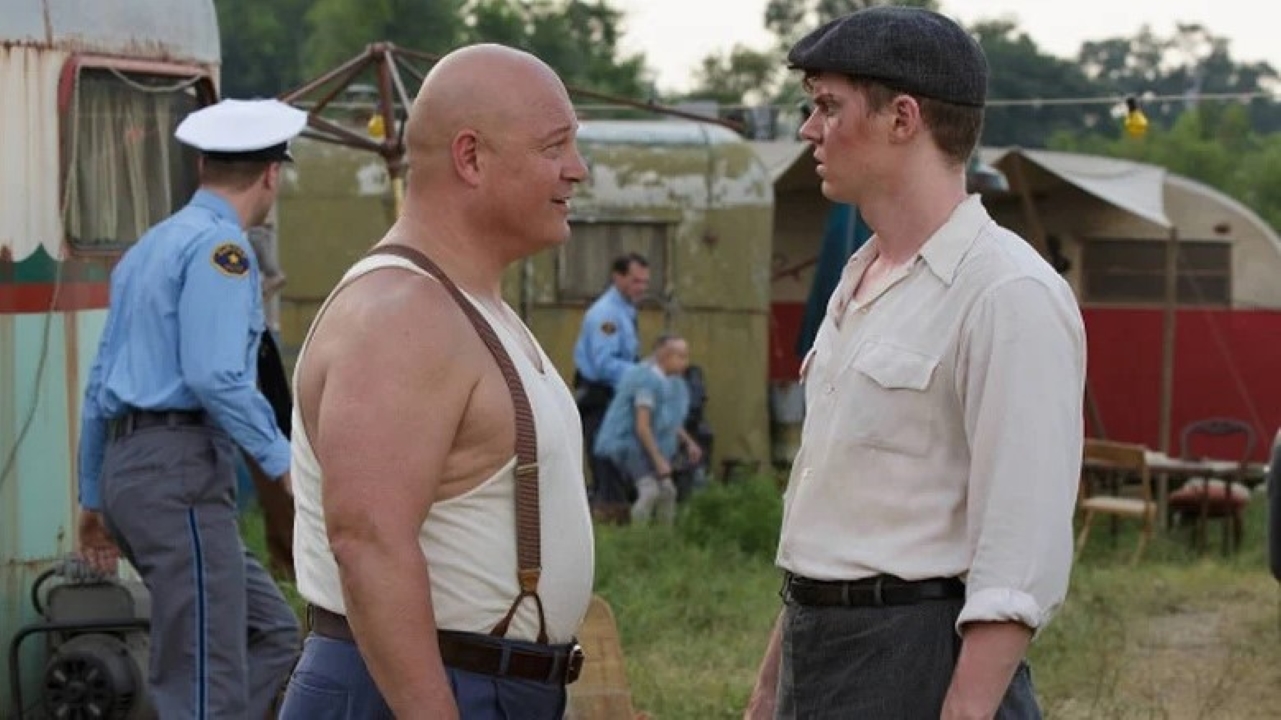 Michael Chiklis como Dell e Evan Peters como Jimmy em American Horror Story: Freak Show (Reprodução)