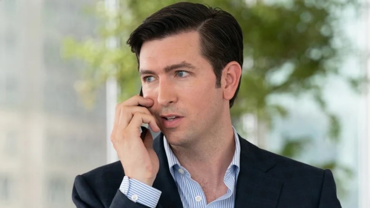 Nicholas Braun como Greg Hirsch em Succession (Reprodução / HBO)