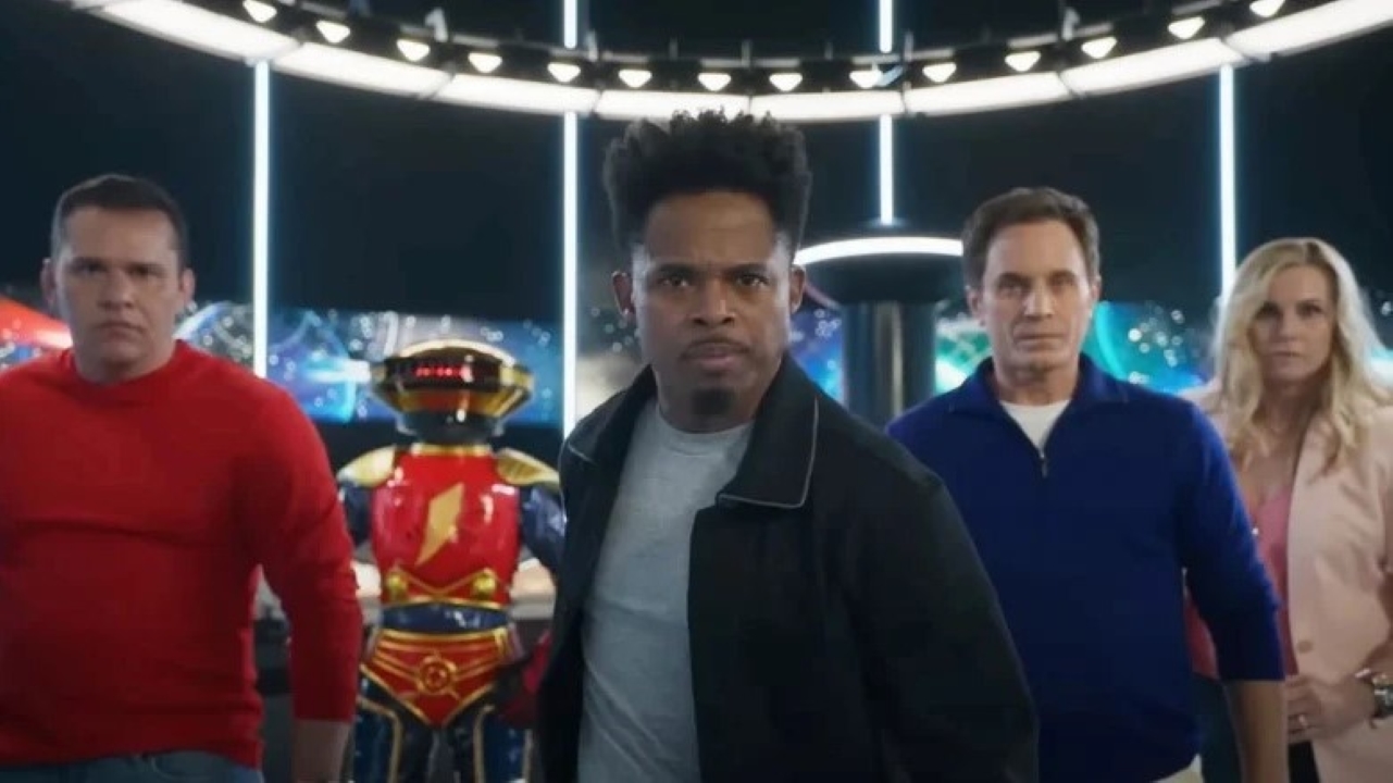 Rocky (Steve Cardenas), Alpha 9, Zack (Walter Emanuel Jones), Billy (David Yost), Kat (Catherine Sutherland) em Power Rangers: Agora e Sempre (Reprodução / Netflix)