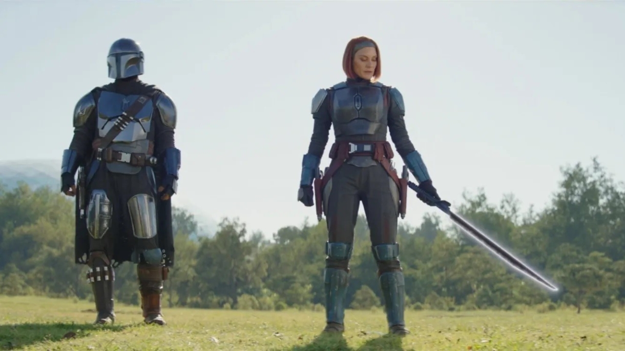 Bo-Katan (Katee Sackhoff) e Din Djarin (Pedro Pascal) em The Mandalorian (Reprodução / Disney+)