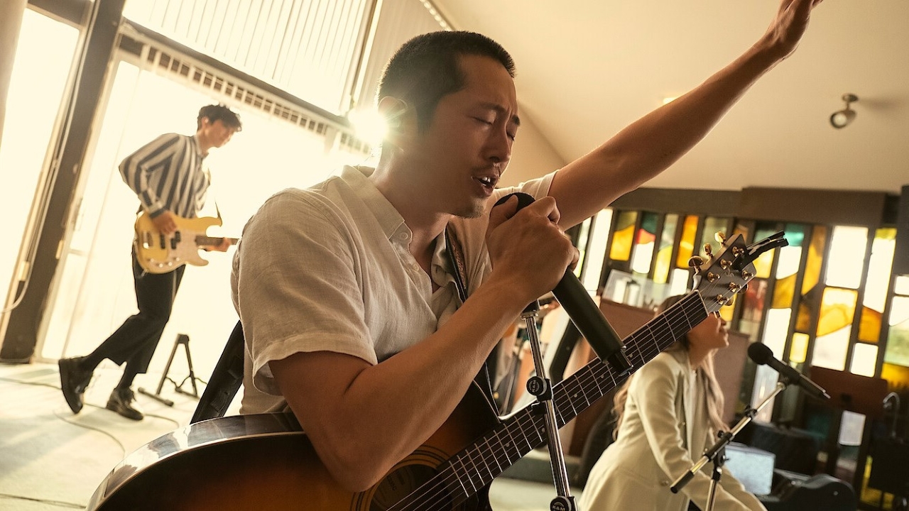 Steven Yeun como Danny em cena de Treta (Divulgação / Netflix)