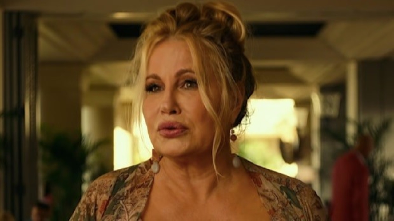 Tanya (Jennifer Coolidge) em The White Lotus (Reprodução / HBO)