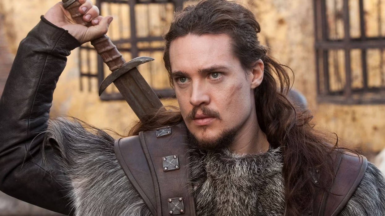 Alexander Dreymon como Uhtred em The Last Kingdom (Reprodução / Netflix)