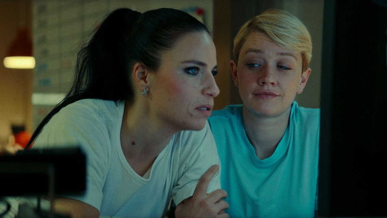 Josephine Park como Christina Aistrup Hansen e Fanny Louise Bernth como Pernille Kurzmann Larsen em Enfermeira (Reprodução / Netflix)