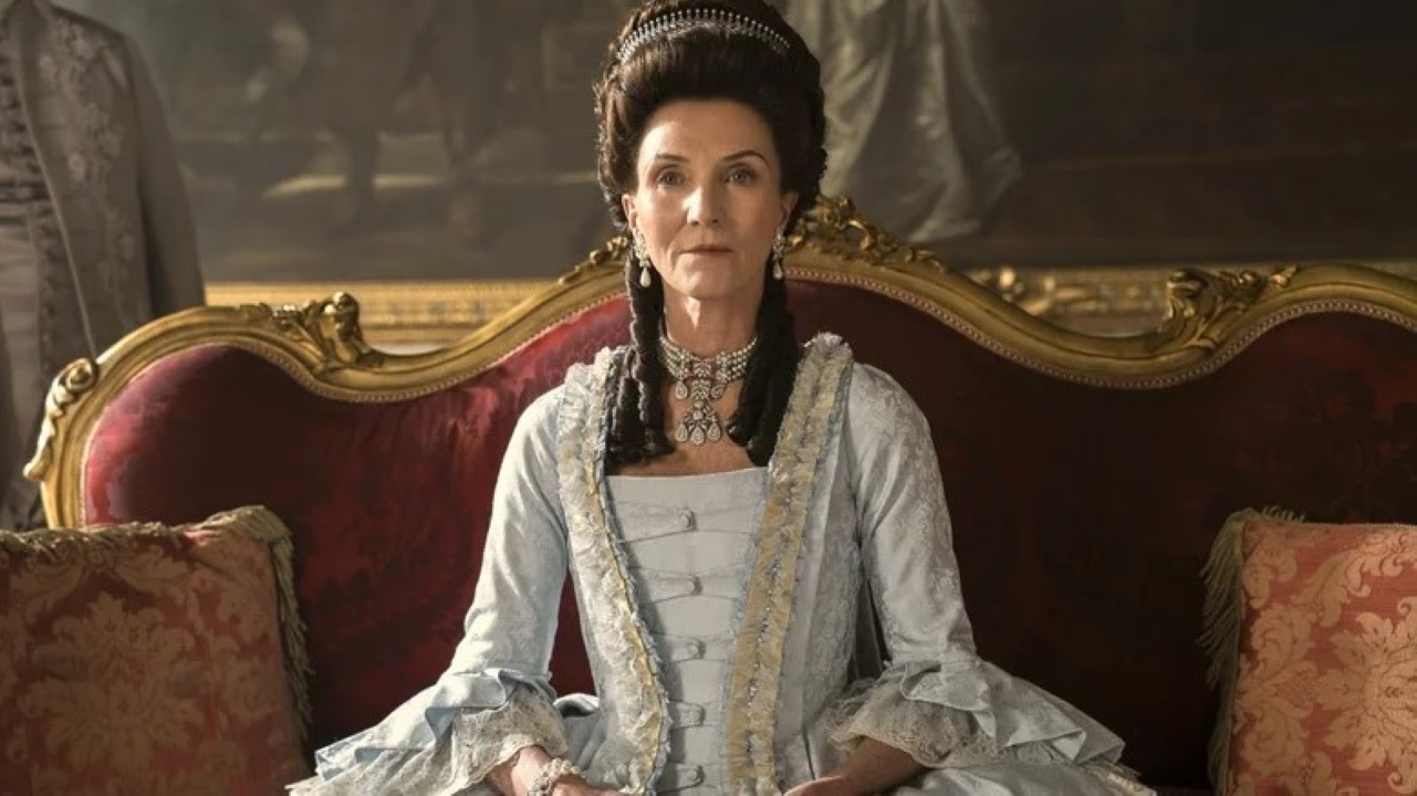 Princesa Augusta (Michelle Fairley) em Rainha Charlotte: Uma História Bridgerton (Divulgação / Netflix)