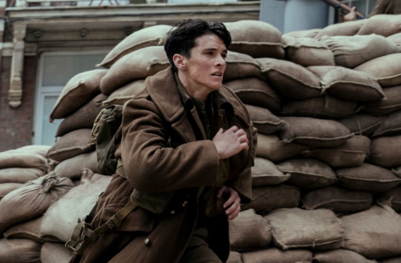 Fionn Whitehead em Dunkirk (Reprodução)