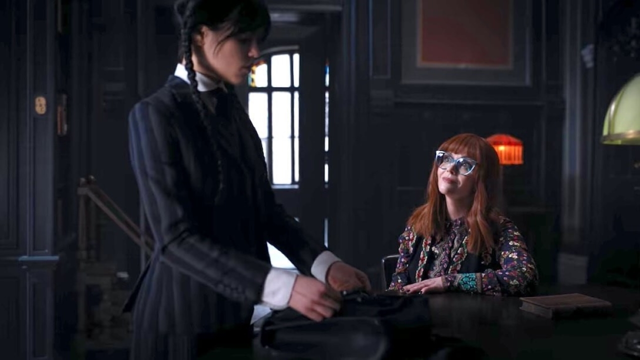 Marilyn Thornhill (Christina Ricci) e Wandinha Addams (Jenna Ortega) em Wandinha (Reprodução / Netflix)