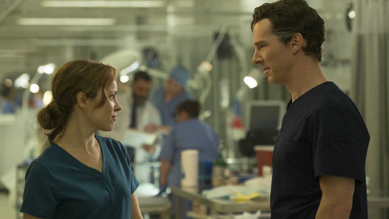 Christine (Rachel McAdams) e Stephen (Benedict Cumberbatch) em Doutor Estranho (Reprodução / Marvel)