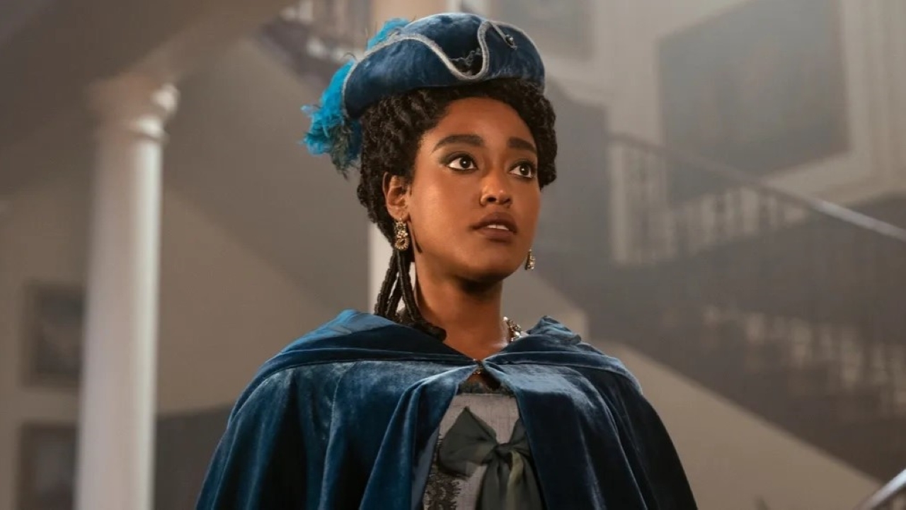 Lady Agatha Danbury (Arsema Thomas) em Rainha Charlotte: Uma História Bridgerton (Reprodução / Netflix)