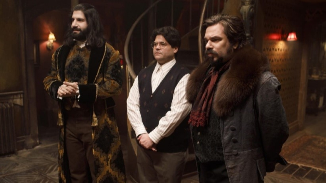 Kayvan Novak, Matt Berry, e Harvey Guillén em What We Do In The Shadows (Reprodução)