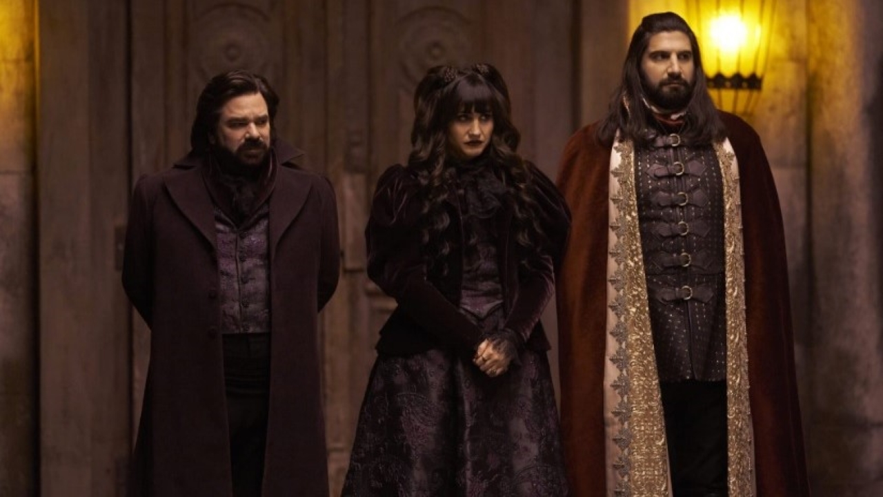 Kayvan Novak, Matt Berry, e Natasia Demetriou em What We Do In The Shadows (Reprodução)