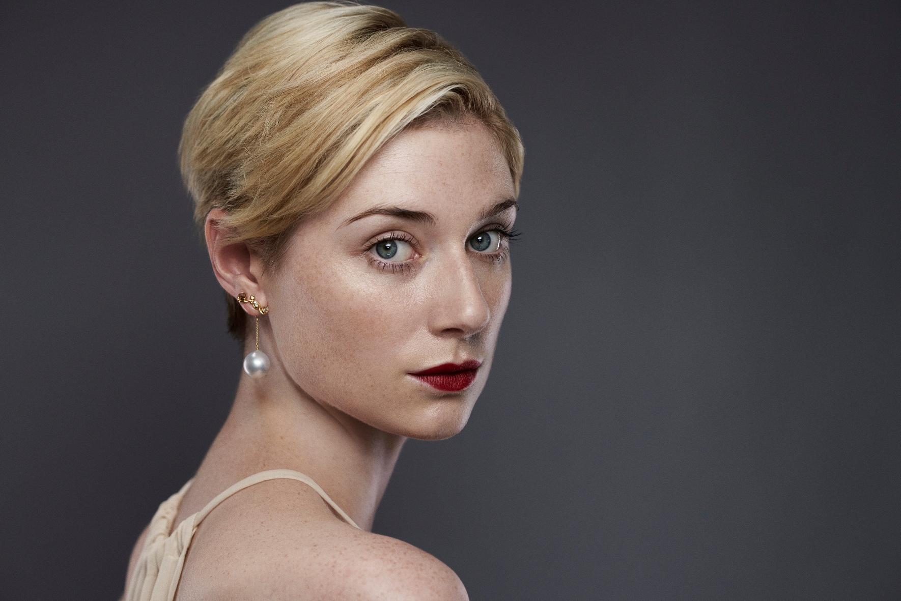 Elizabeth Debicki papeis além de Diana em The Crown