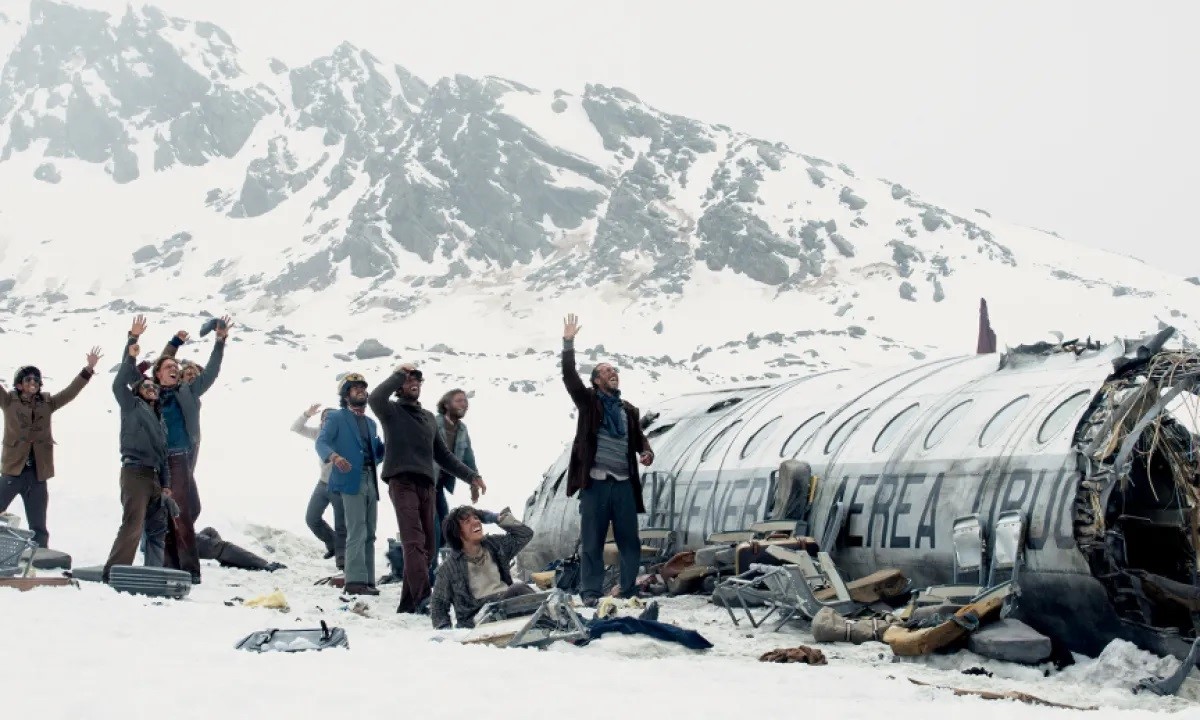 A Sociedade da Neve não é a primeira obra a contar a história do acidente nos Andes; conheça outras versões