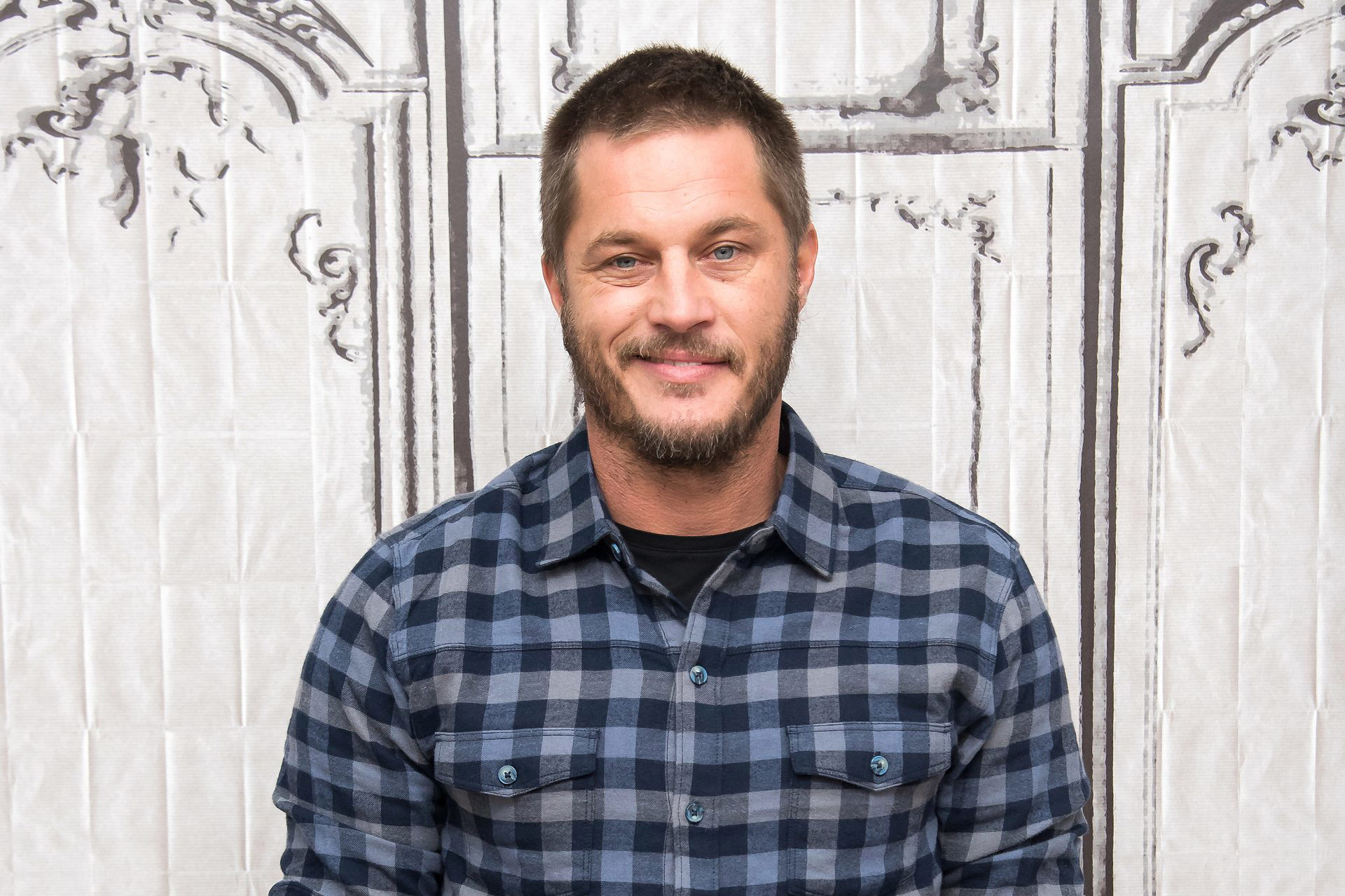 Travis Fimmel elenco garoto devora universo